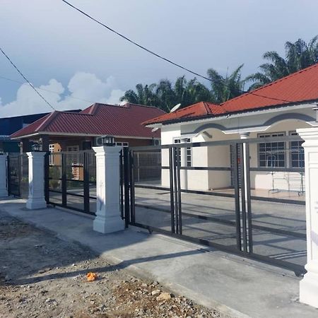 Cempaka Homestay Parit Raja Exterior foto