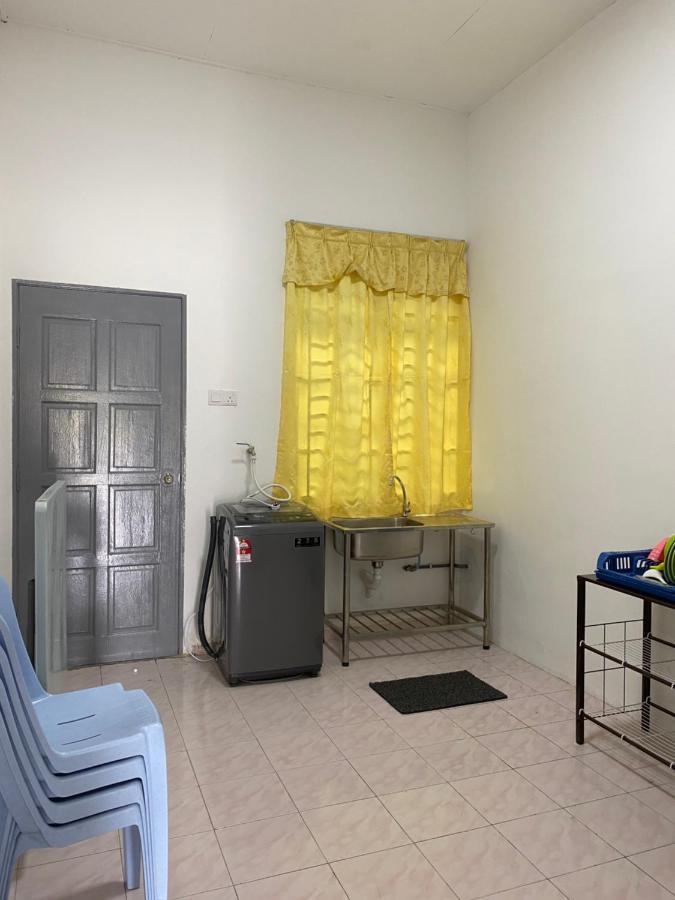 Cempaka Homestay Parit Raja Exterior foto