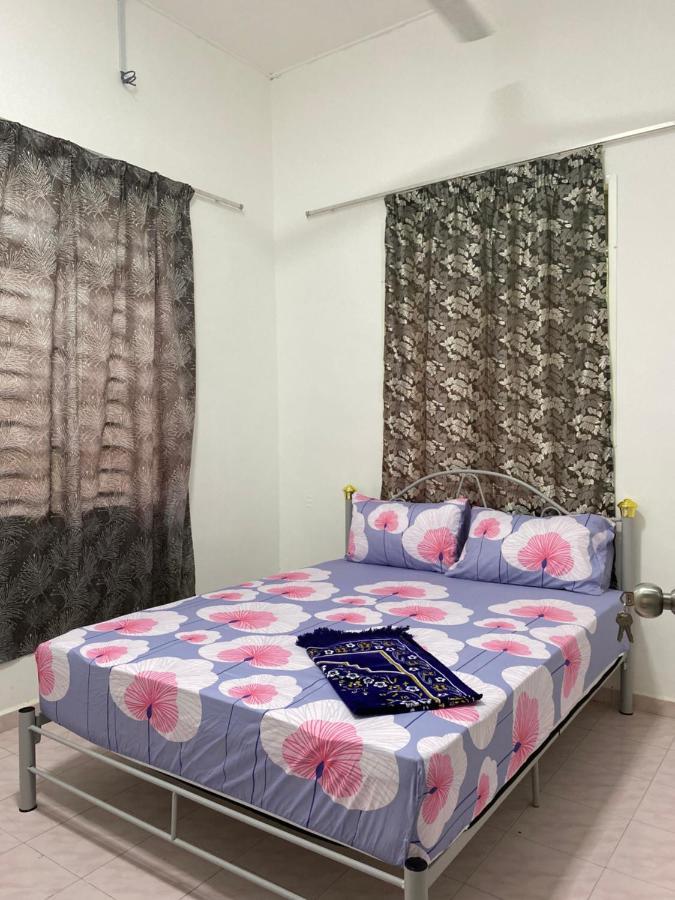 Cempaka Homestay Parit Raja Exterior foto