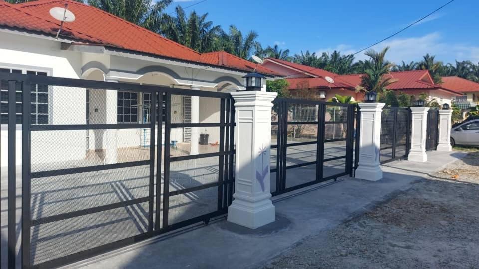 Cempaka Homestay Parit Raja Exterior foto